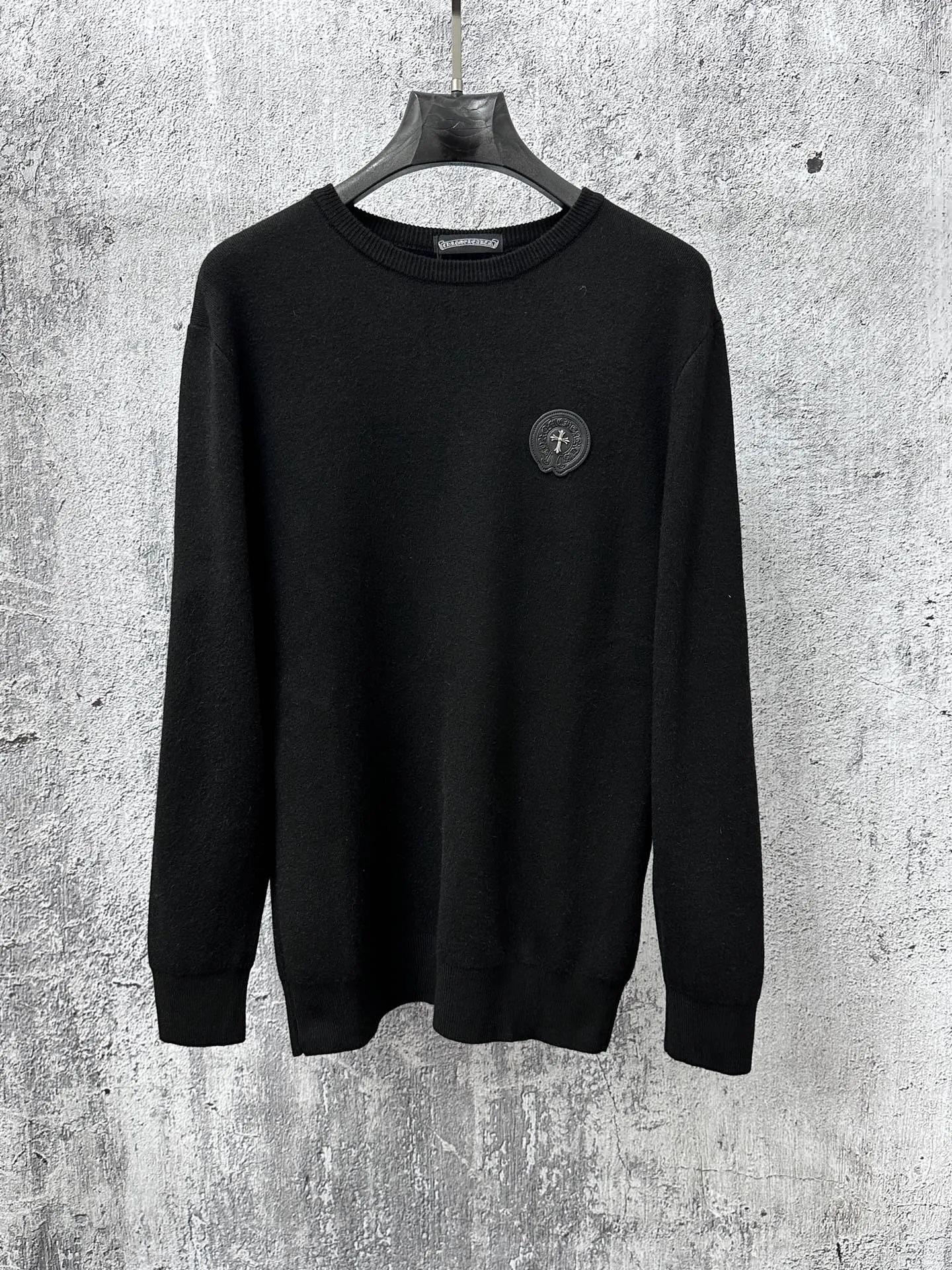 P300 [Chrome Hearts] Chrome Hearts 2025 new autumn and winter knitted fleece sweater is simple and elegant, easy to match and versatile, extremely high-grade, perfectly integrated into fashion and style, a top fashionable style that is perfect for outer wear! The whole thing gives people a natural feeling! The ultimate classic versatile short-sleeved T-shirt, using the latest three-dimensional logo elements to highlight the concave and convex texture! The ultimate heavy work, the ultimate perfection! Size: S-3XL